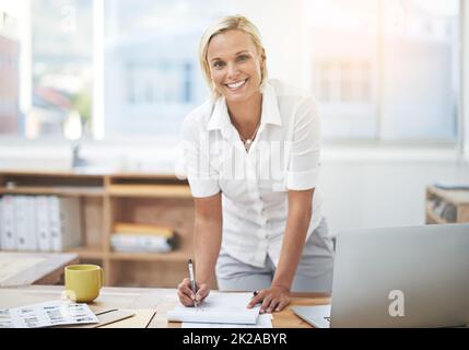 Shes ein motivierter Mitarbeiter. Porträt einer Geschäftsfrau, die in ihrem Büro arbeitet. Stockfoto