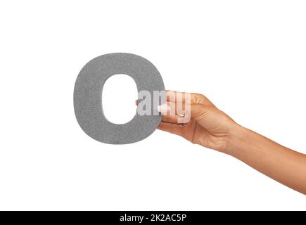 Der Buchstabe O. Eine junge Frau mit einem Großbuchstaben O isoliert auf weißem Hintergrund. Stockfoto