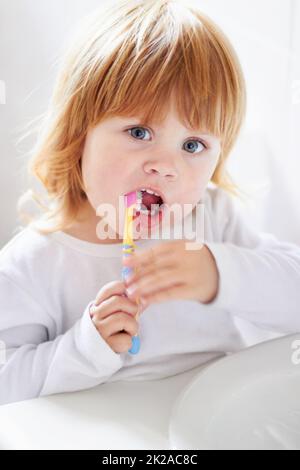 Zahnhygiene in jungen Jahren. Porträt eines niedlichen Babys, das sich die Zähne putzt. Stockfoto