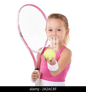 Sie hat eine Leidenschaft für Tennis. Porträt eines niedlichen kleinen Mädchens in Tenniskleidung. Stockfoto