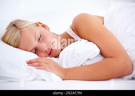 Ab nach slumberland Junge Frau schläft bequem auf weißem Leinen. Stockfoto