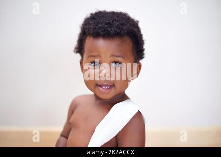 Wenn es Spaß macht zu haben, bin ich dort. Porträt eines niedlichen Jungen, der zu Hause mit Toilettenpapier spielt. Stockfoto