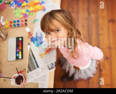 Sie liebt es, listig zu werden. Aufnahme eines entzückenden kleinen Mädchens, das Kunst und Kunsthandwerk macht. Stockfoto