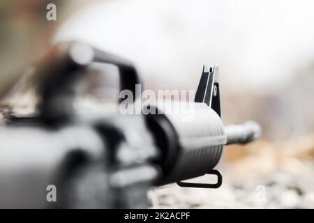 Kriegswaffen. Rückansicht Nahaufnahme und selektiver Fokus eines Kanonenfasses. Stockfoto