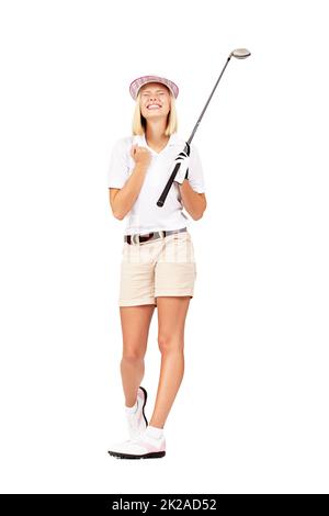 Ja, ich wusste, dass ich diesen Putt machen konnte. Studioaufnahme einer attraktiven Golfspielerin, die einen großartigen Schuss isoliert auf Weiß feiert. Stockfoto