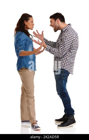 Beziehungsschwierigkeiten. Studioaufnahme eines jungen Paares, das aggressiv isoliert auf Weiß argumentiert. Stockfoto