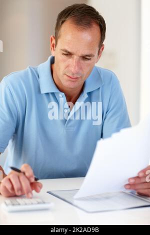 Das einzige, was hartes Glück überwindet, ist harte Arbeit. Aufnahme eines Geschäftsmannes, der an einem Schreibtisch arbeitet. Stockfoto