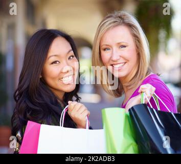 Ich habe jede Menge Kleidung, ich muss nie einkaufen gehen, sagte keine Frau. Porträt einer zwei jungen Frau auf einem Einkaufsbummel. Stockfoto