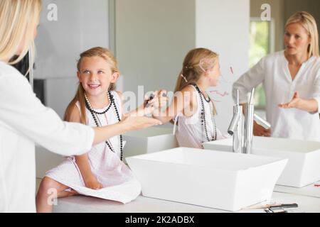 Warum habt Ihr das getan? Kleines Mädchen im Badezimmer in Schwierigkeiten für das Zeichnen auf den Spiegel. Stockfoto