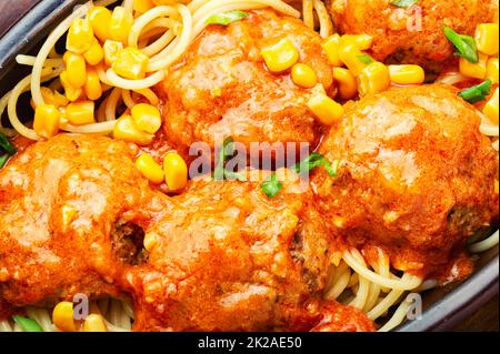 Vegane Falafel und Pasta, Draufsicht Stockfoto