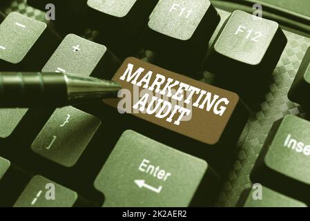 Textzeichen mit Marketing Audit. Internet-Konzeptuntersuchung und Analyse der Marketingaktivitäten Eingabe von Image Keyword und Description, Eingabe von Word Definition und Bedeutung Stockfoto