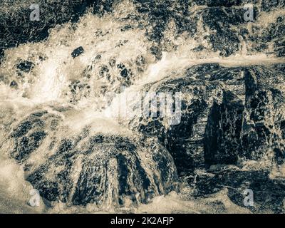 Schnee im Sommer am Berg StorehÃ¸dn Hydnefossen Wasserfall Hemsedal Norwegen. Stockfoto