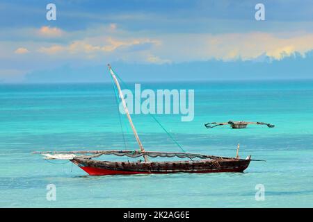 Hölzernes Segelboot auf dem Wasser - Sansibar Stockfoto