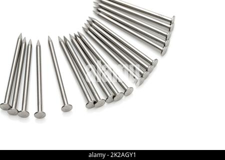 Silberne Metallic-Nägel auf weißem Hintergrund isoliert Stockfoto