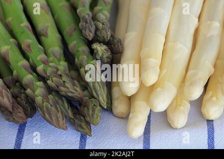 Grünem und weißem Spargel Stockfoto