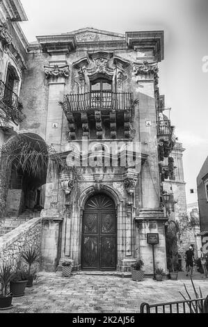 RAGUSA, ITALIEN - 13. AUGUST 2021: Fassade des Palazzo della Cancelleria, Barockgebäude und Wahrzeichen von Ragusa, Sizilien, Italien Stockfoto