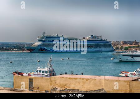SYRAKUS, ITALIEN - 14. AUGUST 2021: Das deutsche Schiff Aida Stella dockte auf der Insel Ortygia, Syrakus, Sizilien, Italien an Stockfoto