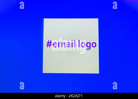 At- und Hashtag-Symbole in Holz gefertigt und auf einer strukturierten Oberfläche mit dunklem Stein fotografiert. Stockfoto