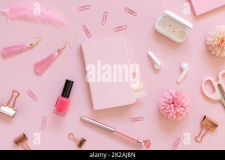 Festes Notizbuch und Pink School Girly Accessoires in Pastellrosa Top View, Modell Stockfoto