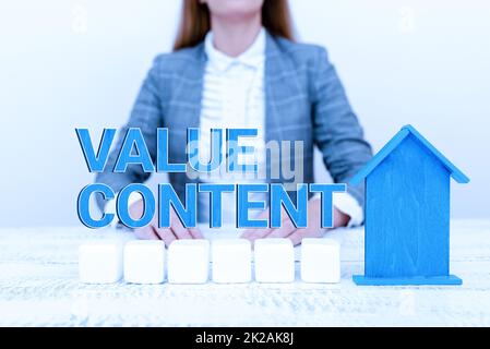 Handschriftliches Zeichen Wertinhalt. Konzept bedeutet exklusive Details, auf die ein Kunde nirgendwo zugreifen kann Eine junge Dame Orbusinesswoman Holding oder Presecting Home in Business Outfit Stockfoto