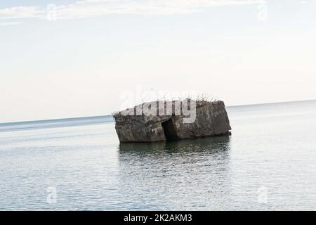 Bunker auf dem Meer Stockfoto