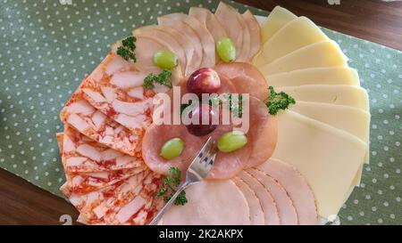 Aufschnitt mit Wurst und Käse zum Abendessen Stockfoto