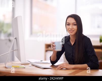 Leben in einer Unternehmenswelt. Aufnahme einer jungen Geschäftsfrau in ihrem Büro. Stockfoto