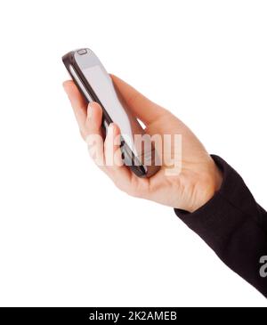 Dieses Smartphone ist einfach und effektiv. Zugeschnittene Aufnahme einer nicht erkennbaren Frau, die ihr Smartphone vor einem weißen Hintergrund verwendet. Stockfoto