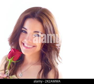 Rosen sind rot Porträt einer attraktiven jungen Frau mit einer einzelnen roten Rose. Stockfoto