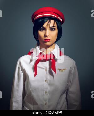 Alles an Bord. Studioporträt einer Frau in einer Retro-Flugbegleiteruniform. Stockfoto