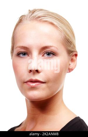 Ernsthafte Aussichten auf das Leben. Porträt einer ernsthaften jungen blonden Frau, isoliert auf Weiß. Stockfoto