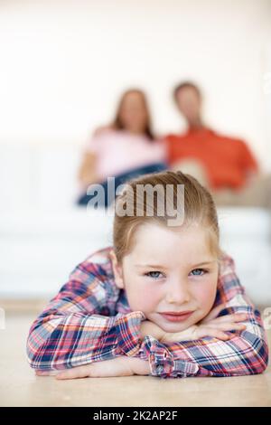 Ich bin zu Hause so gelangweilt Ein junges Mädchen liegt auf ihren Armen auf dem Boden. Stockfoto