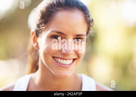 Frau, die ein nettes Lächeln. Nahaufnahme einer Frau, die ein nettes Lächeln zaubert. Stockfoto