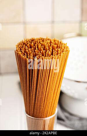Ungekochte Vollkornspaghetti. Rohe Pasta in einer Tasse. Stockfoto