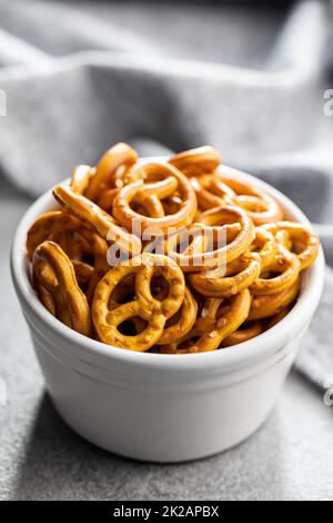 Mini-Brezeln. Knuspriger, gesalzener Snack in der Schüssel. Stockfoto