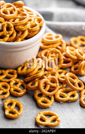 Mini-Brezeln. Knuspriger, gesalzener Snack auf dem Küchentisch. Stockfoto