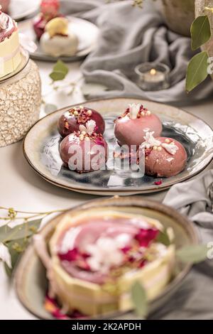 Stillleben von Mousse Cakes Stockfoto