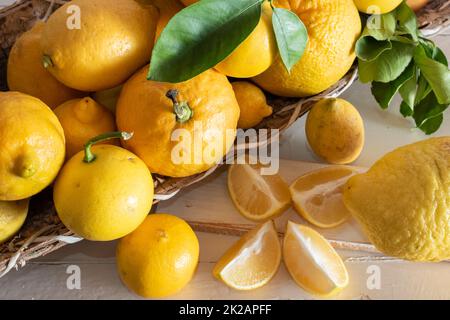 Verschiedene frische Zitrusfrüchte Stockfoto