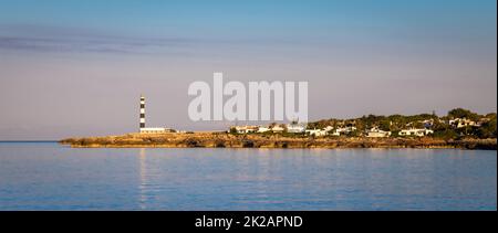 Landschaftlich schöner Leuchtturm von Artrutx bei Sonnenuntergang in Menorca, Spanien Stockfoto