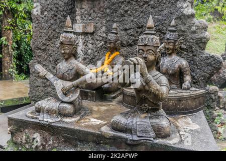 Buddha-Statuen, Tar Nim Wasserfall Secret Magic Garden Koh Samui. Stockfoto