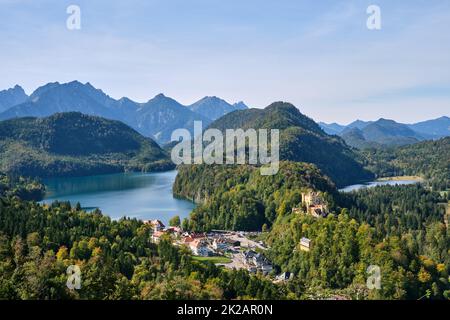 Die bayerischen Alpen mit Schloss Hohenschwangau und dem Alpsee Stockfoto