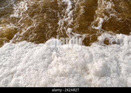 Raues Wasser auf dem Fluss Stockfoto