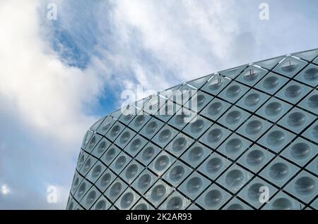 MOSTOLES, SPANIEN - 22. SEPTEMBER 2021: Architektonisches Detail des Universitätskrankenhauses „Rey Juan Carlos“, das sich in der Madrider Stadt Mostoles, Spanien, befindet Stockfoto