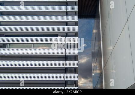 MOSTOLES, SPANIEN - 22. SEPTEMBER 2021: Architektonisches Detail des Universitätskrankenhauses „Rey Juan Carlos“, das sich in der Madrider Stadt Mostoles, Spanien, befindet Stockfoto