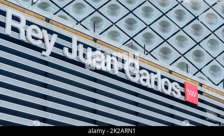 MOSTOLES, SPANIEN - 22. SEPTEMBER 2021: Architektonisches Detail des Universitätskrankenhauses „Rey Juan Carlos“, das sich in der Madrider Stadt Mostoles, Spanien, befindet Stockfoto