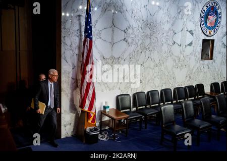 Washington, Vereinigte Staaten. 22. September 2022. Charles scharf, Präsident und CEO von Wells Fargo & Company, kommt zu einer Anhörung des Senatsausschusses für Banken, Wohnungsbau und Stadtangelegenheiten, um die größten Banken des Landes am Donnerstag, den 22. September 2022, im Hart Senate Office Building in Washington, DC, zu untersuchen. Kredit: Rod Lampey/CNP/dpa/Alamy Live Nachrichten Stockfoto