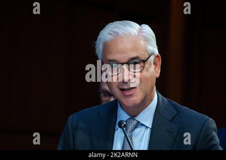 Washington, Vereinigte Staaten. 22. September 2022. Charles scharf, Präsident und CEO von Wells Fargo & Company, beantwortet Fragen während einer Anhörung des Senatsausschusses für Banken, Wohnungsbau und Stadtangelegenheiten, bei der die größten Banken des Landes im Hart Senate Office Building in Washington, DC, am Donnerstag, den 22. September 2022 untersucht wurden. Kredit: Rod Lampey/CNP/dpa/Alamy Live Nachrichten Stockfoto