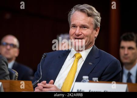 Washington, Vereinigte Staaten. 22. September 2022. Brian Moynihan, Chairman und CEO der Bank of America, beantwortet Fragen während einer Anhörung des Senatsausschusses für Banken, Wohnungsbau und Stadtangelegenheiten, bei der die größten Banken des Landes im Hart Senate Office Building in Washington, DC, am Donnerstag, den 22. September 2022 untersucht wurden. Kredit: Rod Lampey/CNP/dpa/Alamy Live Nachrichten Stockfoto