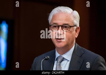 Washington, Vereinigte Staaten. 22. September 2022. Charles scharf, Präsident und CEO von Wells Fargo & Company, beantwortet Fragen während einer Anhörung des Senatsausschusses für Banken, Wohnungsbau und Stadtangelegenheiten, bei der die größten Banken des Landes im Hart Senate Office Building in Washington, DC, am Donnerstag, den 22. September 2022 untersucht wurden. Kredit: Rod Lampey/CNP/dpa/Alamy Live Nachrichten Stockfoto
