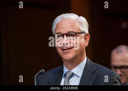 Washington, Vereinigte Staaten. 22. September 2022. Charles scharf, Präsident und CEO von Wells Fargo & Company, beantwortet Fragen während einer Anhörung des Senatsausschusses für Banken, Wohnungsbau und Stadtangelegenheiten, bei der die größten Banken des Landes im Hart Senate Office Building in Washington, DC, am Donnerstag, den 22. September 2022 untersucht wurden. Kredit: Rod Lampey/CNP/dpa/Alamy Live Nachrichten Stockfoto
